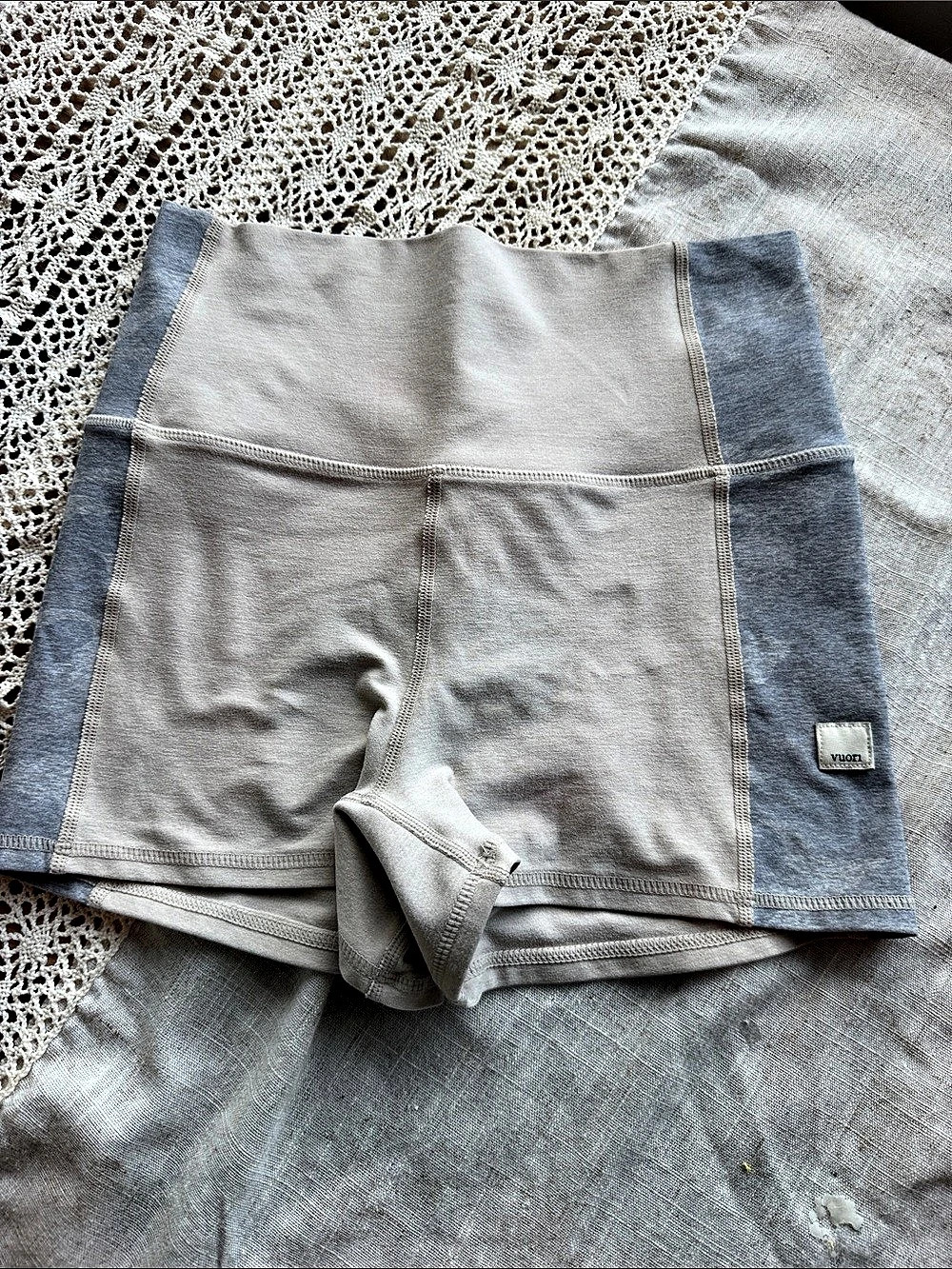 Vuori Aspire Elevation Shorty Women's Bike Shorts in Gray Size XS